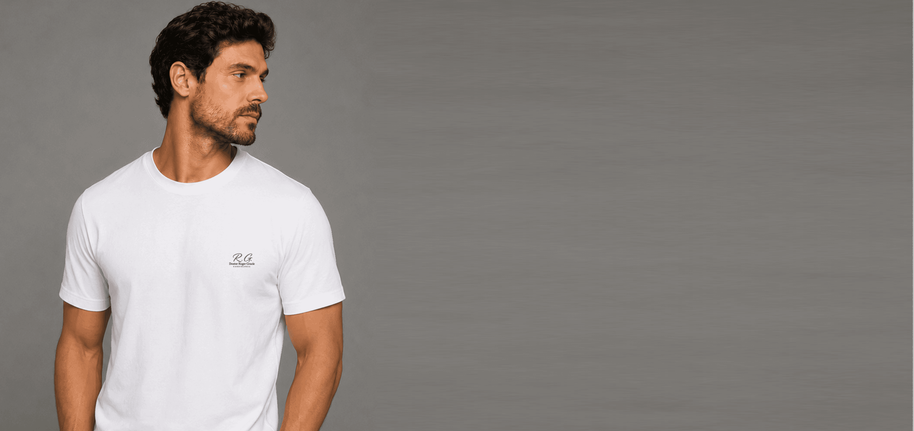 Camiseta branca com o nome bordado no peito esquerdo